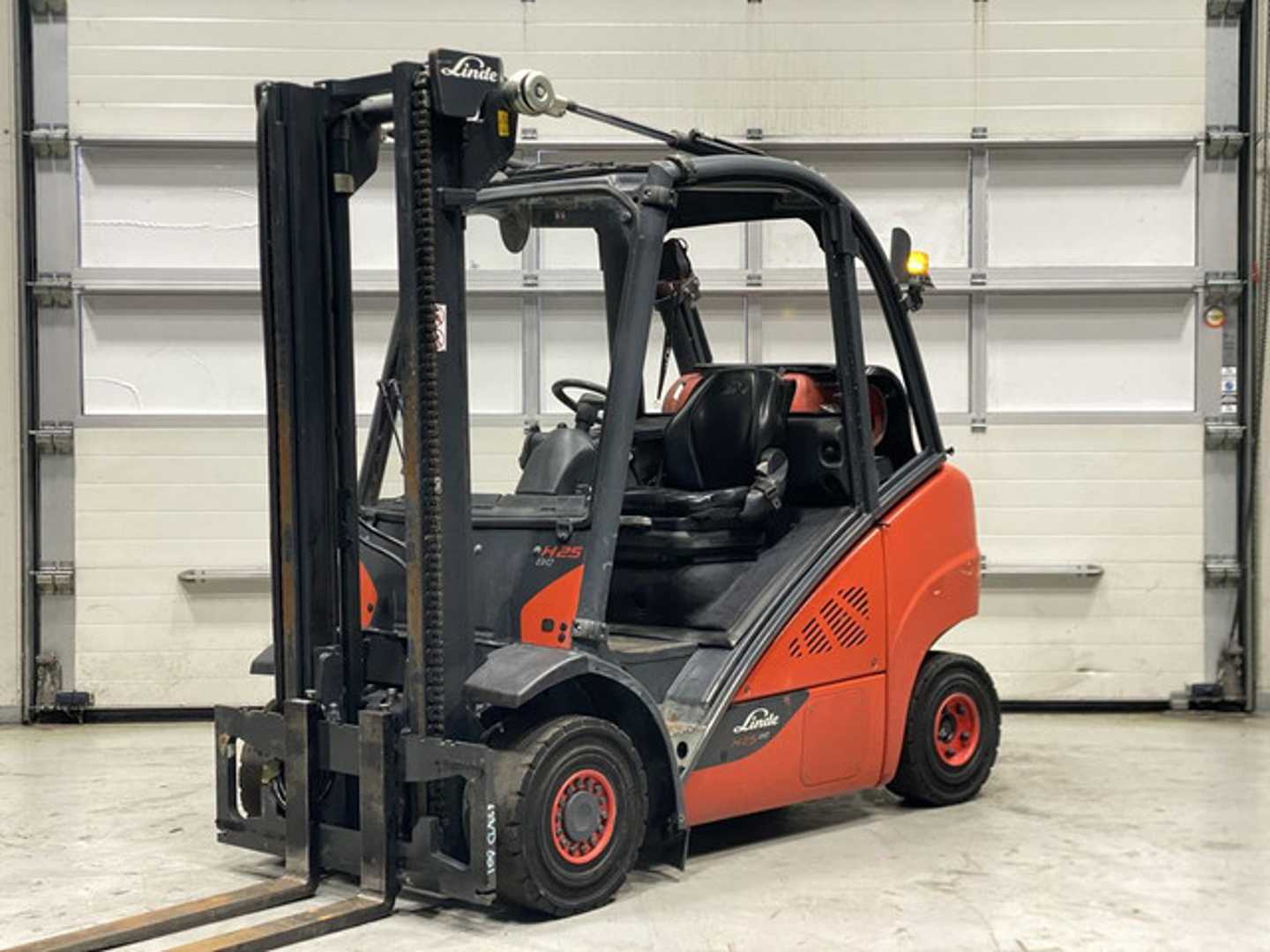 Chariot élévateur d'occasion LINDE H25T-02 GAS VIERRADFRONTSTAPLER (12974354)