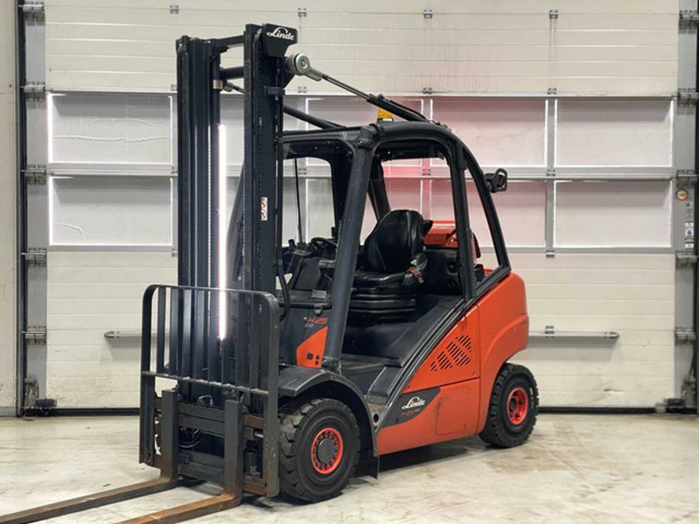 Chariot élévateur d'occasion LINDE H25T-02 GAS VIERRADFRONTSTAPLER (13024937)