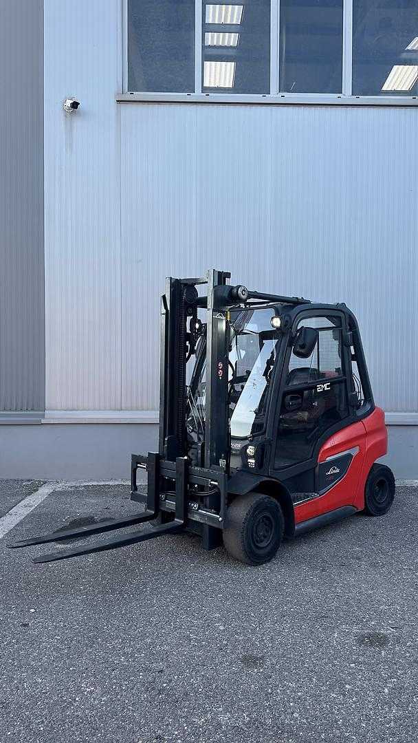 Chariot élévateur d'occasion LINDE H25T GAS VIERRADFRONTSTAPLER (13026578)