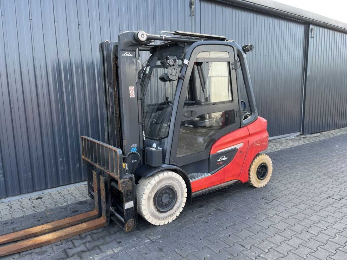 Chariot élévateur d'occasion LINDE H30T-01 GAS VIERRADFRONTSTAPLER (13065378)
