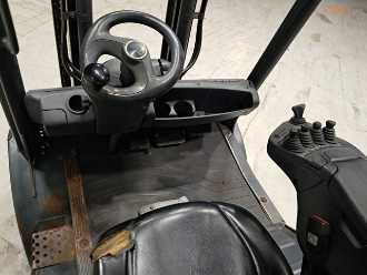 Chariot élévateur d'occasion LINDE H30T-02 GAS VIERRADFRONTSTAPLER (13003262)