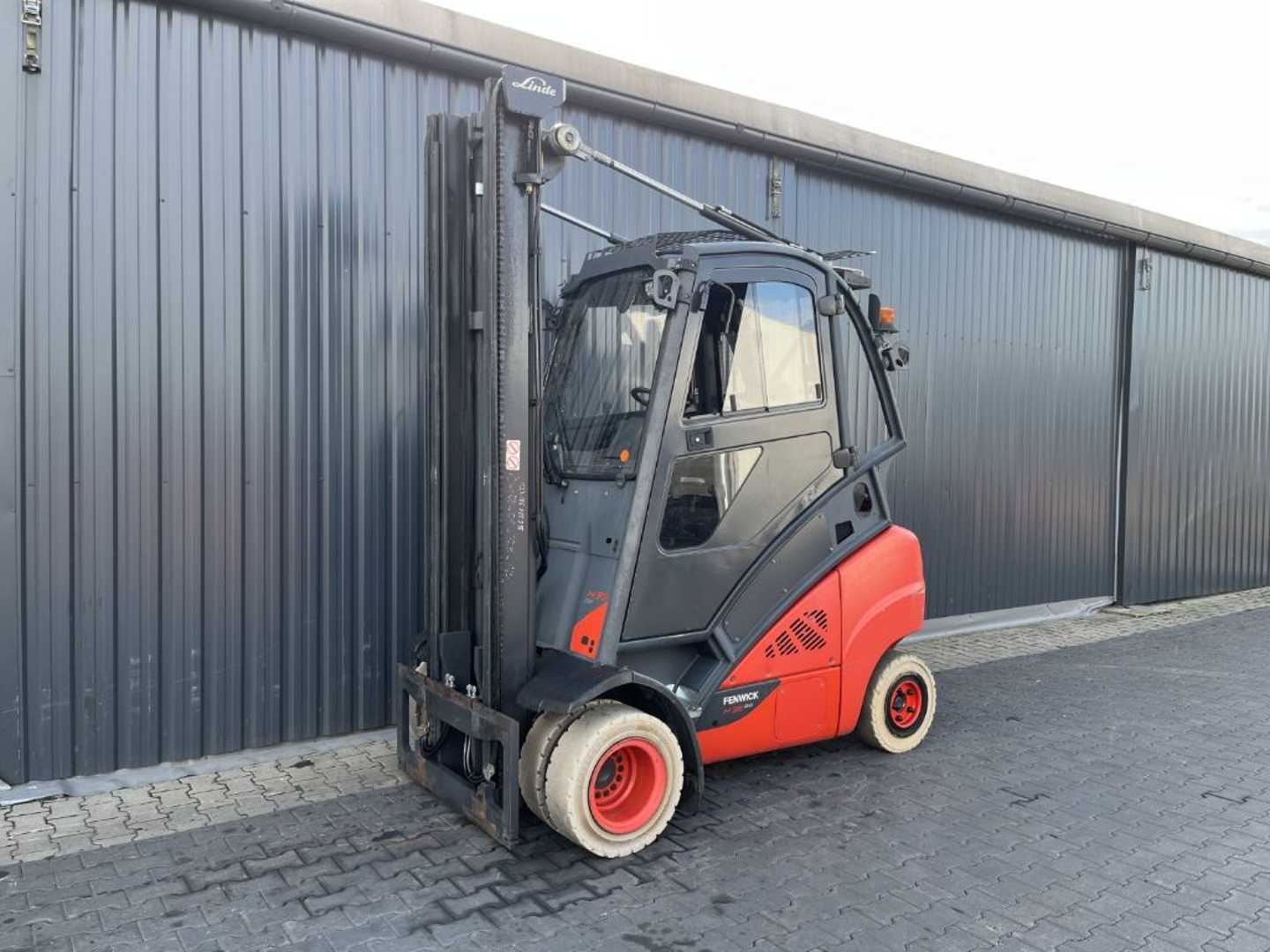 Chariot élévateur d'occasion LINDE H35T-02 GAS VIERRADFRONTSTAPLER (13065725)
