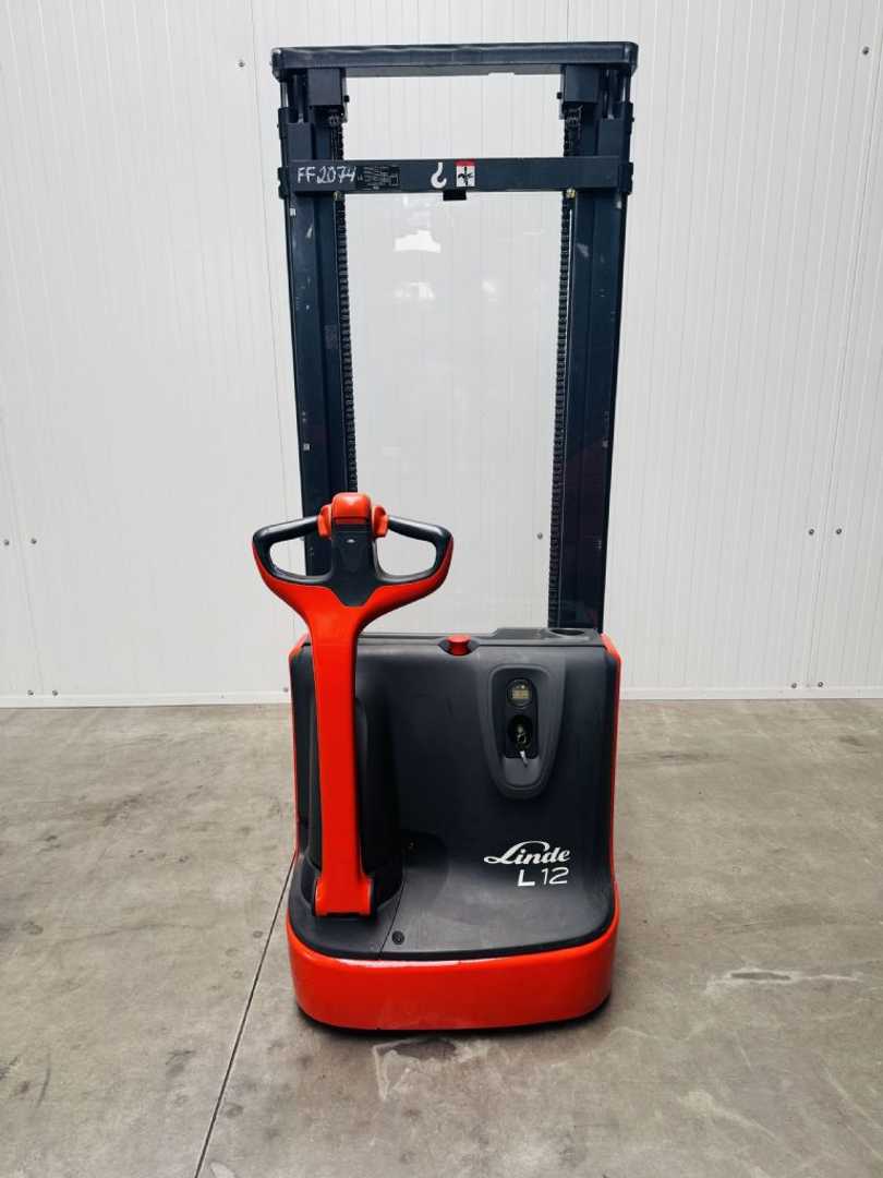 Chariot élévateur d'occasion LINDE L 12 Batterie Bj.18 ELEKTRO HOCHHUBWAGENDEICHSEL (12930131)