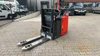 Chariot élévateur d'occasion LINDE L 12L SP ELEKTRO HOCHHUBWAGENFAHRERSTAND (13068006) backdrop
