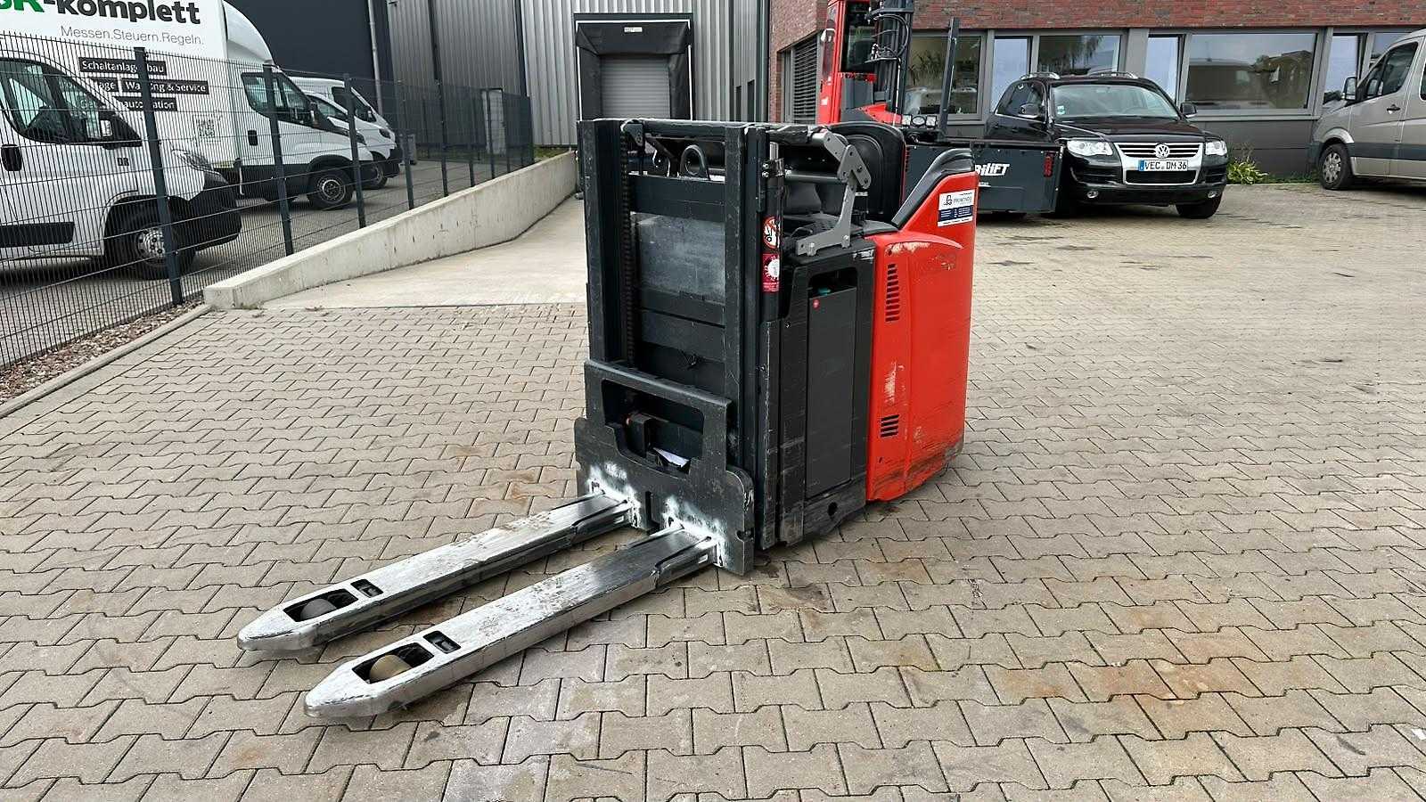 Chariot élévateur d'occasion LINDE L 12L SP ELEKTRO HOCHHUBWAGENFAHRERSTAND (13068006)