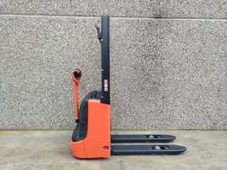 Chariot élévateur d'occasion LINDE L10B ELEKTRO HOCHHUBWAGENDEICHSEL (13067346)