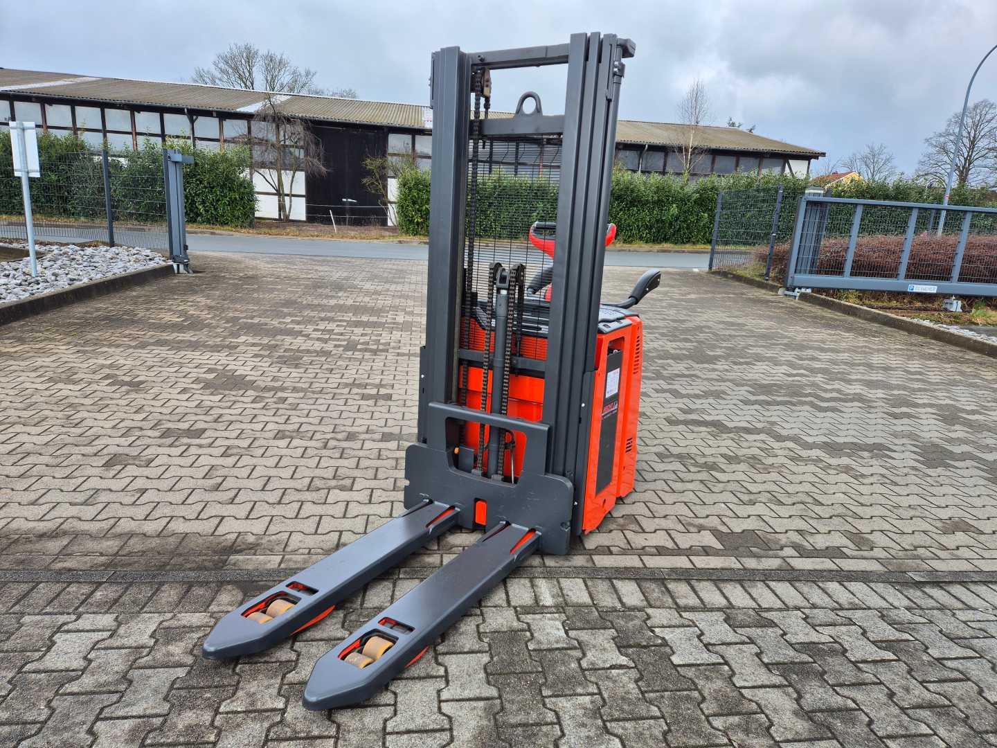 Chariot élévateur d'occasion LINDE L12LAPi Batterie aus 2023 ELEKTRO HOCHHUBWAGENDEICHSEL (12891763)