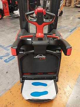 Chariot élévateur d'occasion LINDE L14 AP ELEKTRO HOCHHUBWAGENFAHRERSTAND (13032749)