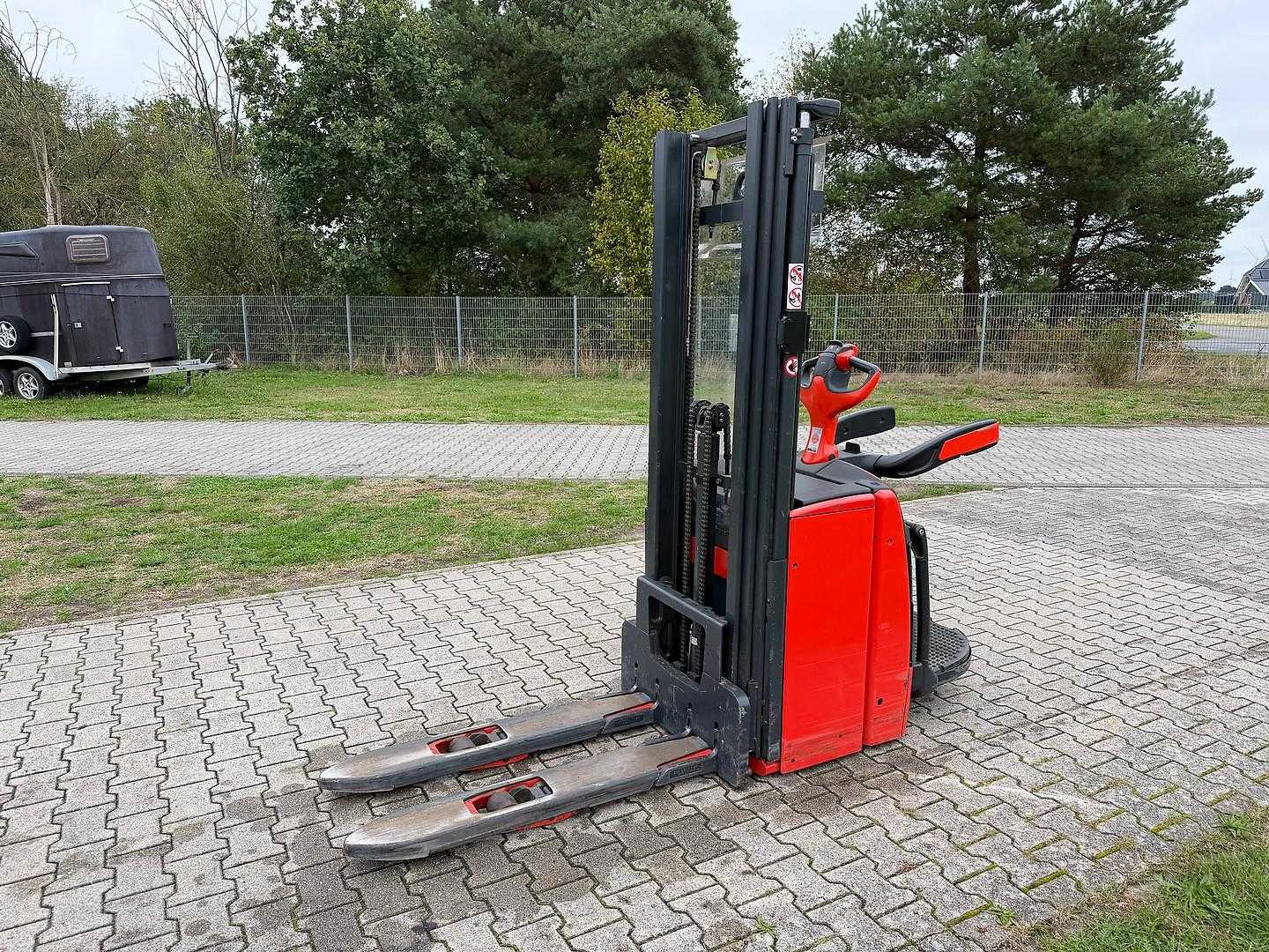 Chariot élévateur d'occasion LINDE L16 AP Triplex ELEKTRO HOCHHUBWAGENFAHRERSTAND (13067271)