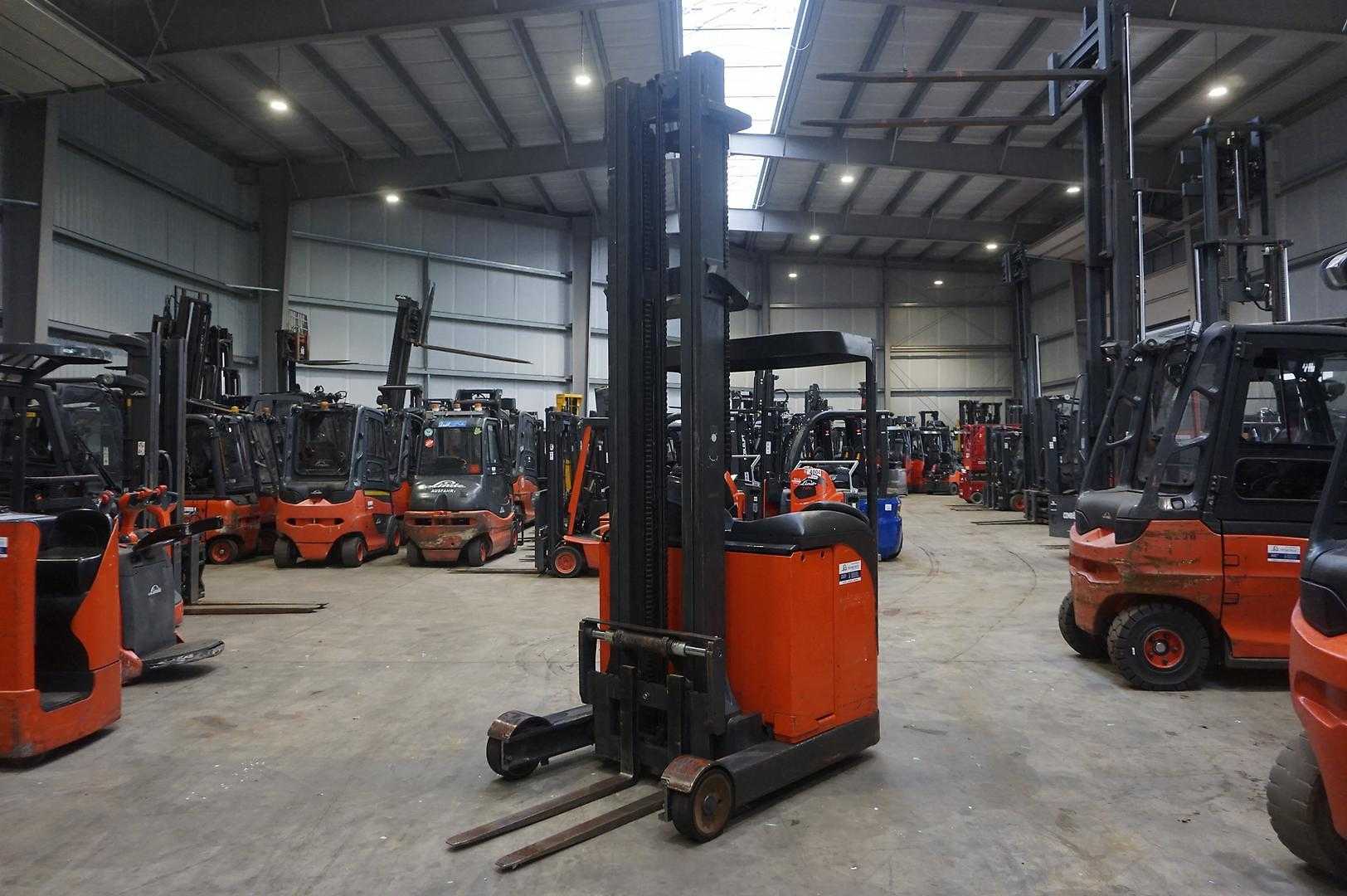 Chariot élévateur d'occasion LINDE R 14 - 7.995mm Hubhöhe ELEKTRO SCHUBMASTSTAPLER (13076161)