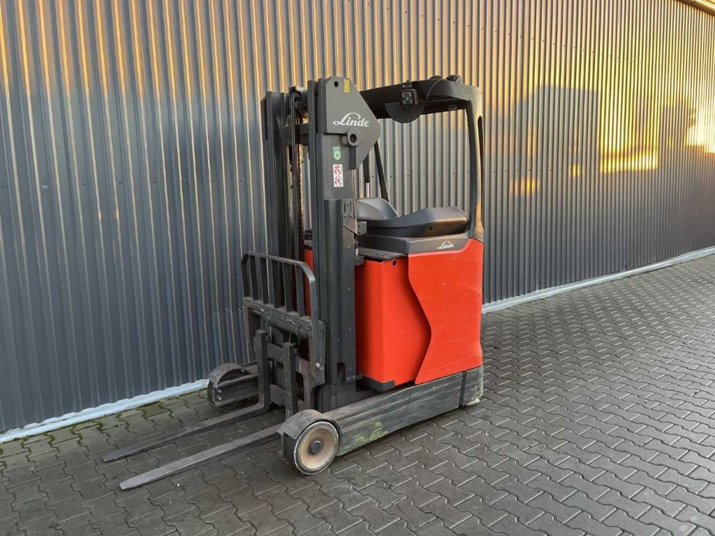 Chariot élévateur d'occasion LINDE R10N ELEKTRO SCHUBMASTSTAPLER (13012332)