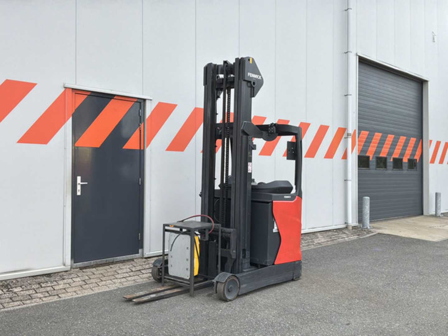 Chariot élévateur d'occasion LINDE R14-01 ELEKTRO SCHUBMASTSTAPLER (13074600)