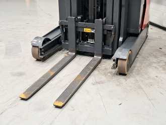 Chariot élévateur d'occasion LINDE R14HD-01 ELEKTRO SCHUBMASTSTAPLER (13075844)