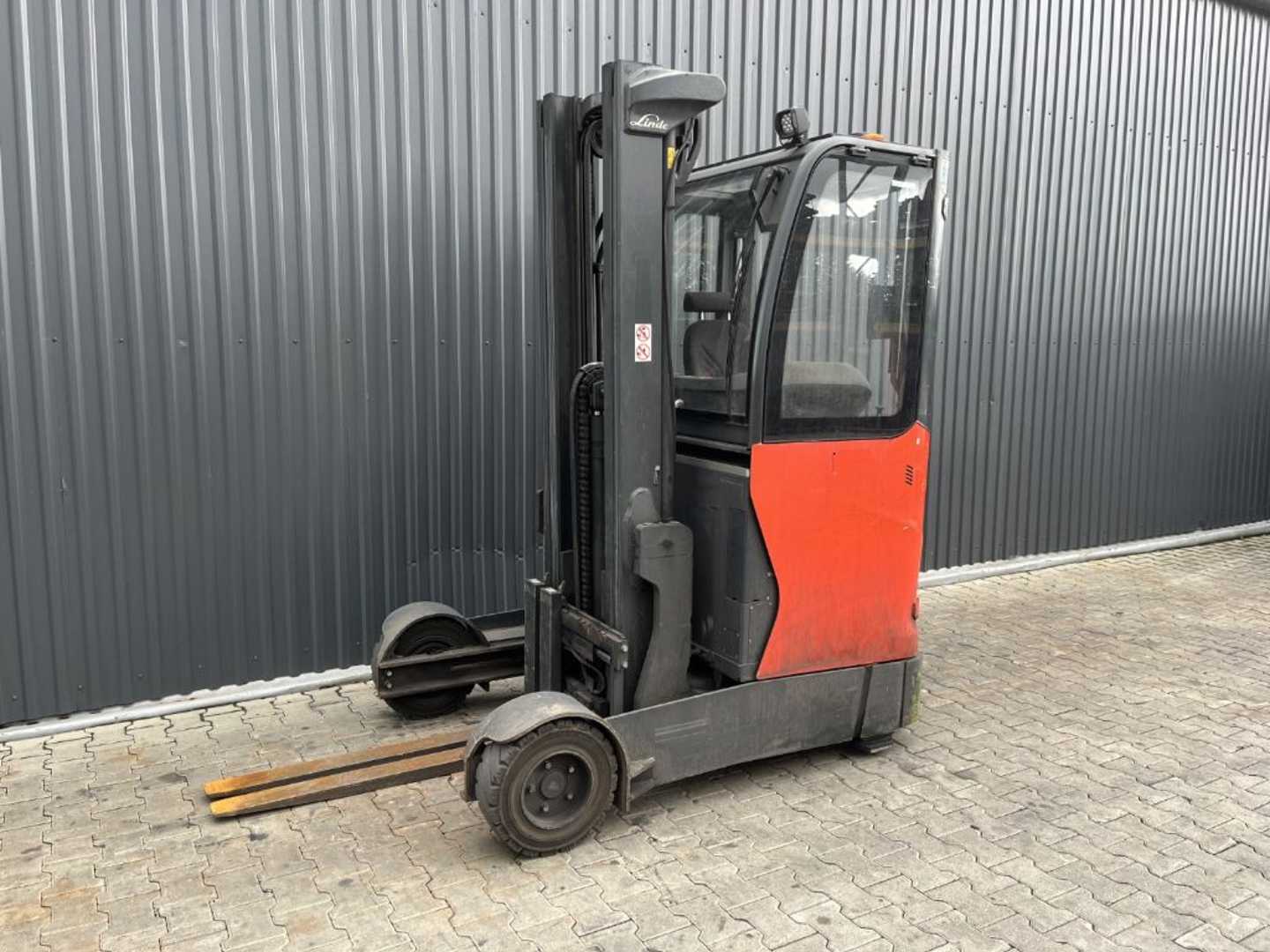 Chariot élévateur d'occasion LINDE R16G-01 ELEKTRO SCHUBMASTSTAPLER (13060527)