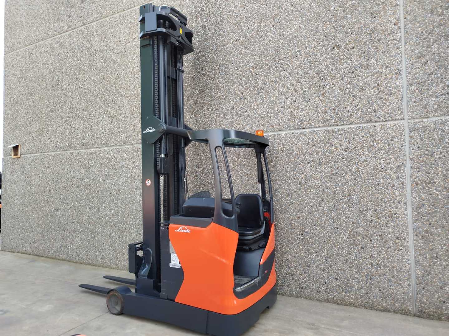 Chariot élévateur d'occasion LINDE R16HD-01 ELEKTRO SCHUBMASTSTAPLER (13042036)
