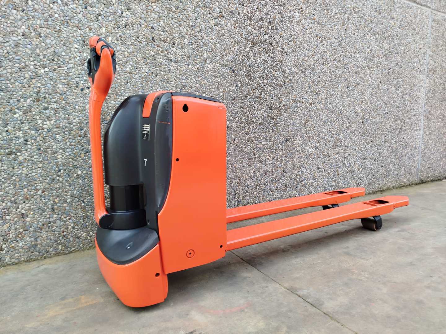 Chariot élévateur d'occasion LINDE T 16 ELEKTRO NIEDERHUBWAGENSEMIELEKTRISCH (13042025)
