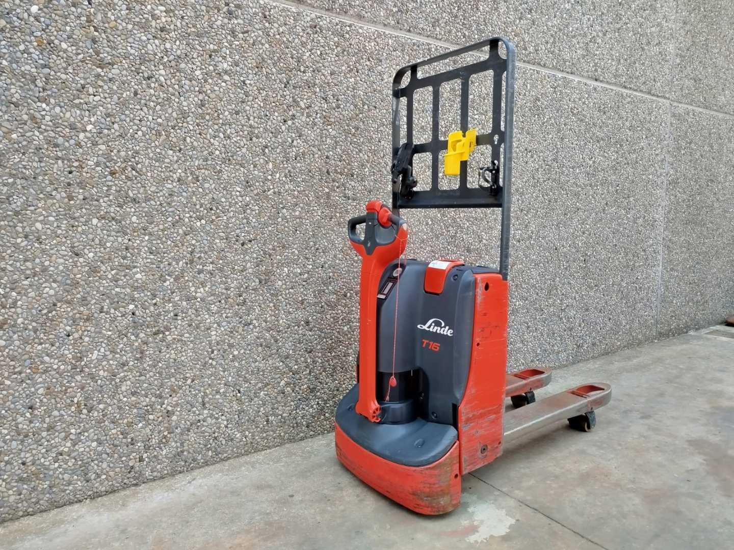 Chariot élévateur d'occasion LINDE T16 Li-ion ELEKTRO NIEDERHUBWAGENSEMIELEKTRISCH (13067332)