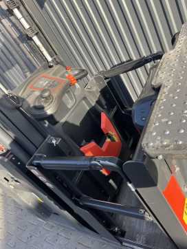 Chariot élévateur d'occasion LINDE V10 ELEKTRO MITTELHUBKOMMISSIONIERER (13028013)