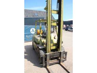 Chariot élévateur d'occasion MITSUBISHI FG-35 GAS VIERRADFRONTSTAPLER (13060405)