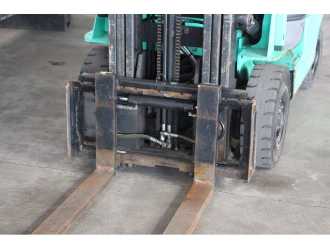 Chariot élévateur d'occasion MITSUBISHI FG18NT GAS VIERRADFRONTSTAPLER (13047010)