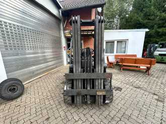 Chariot élévateur d'occasion NISSAN YG1D2A300 DIESEL VIERRADFRONTSTAPLER (13072671)