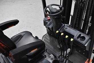 Chariot élévateur d'occasion NOBLELIFT FE3D16N1 5500 ELEKTRO DREIRADFRONTSTAPLER (13072902)