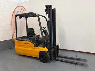 Chariot élévateur d'occasion OM XE 20 3 ELEKTRO DREIRADFRONTSTAPLER (13002120)