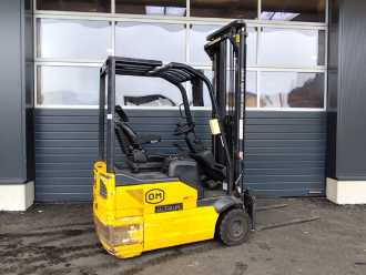 Chariot élévateur d'occasion OM XE15 3AC ELEKTRO DREIRADFRONTSTAPLER (13034467)