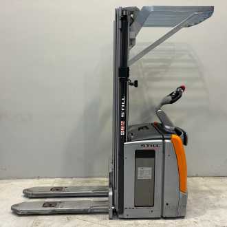 Chariot élévateur d'occasion STILL EXV-SF14_VÆGT ELEKTRO HOCHHUBWAGENFAHRERSTAND (13067487) backdrop