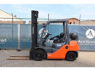 Chariot élévateur d'occasion TOYOTA 02-2FG25 GAS VIERRADFRONTSTAPLER (13060426)