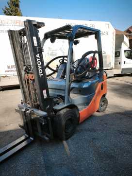 Chariot élévateur d'occasion TOYOTA 02-8 FGF 18 GAS VIERRADFRONTSTAPLER (13070550)
