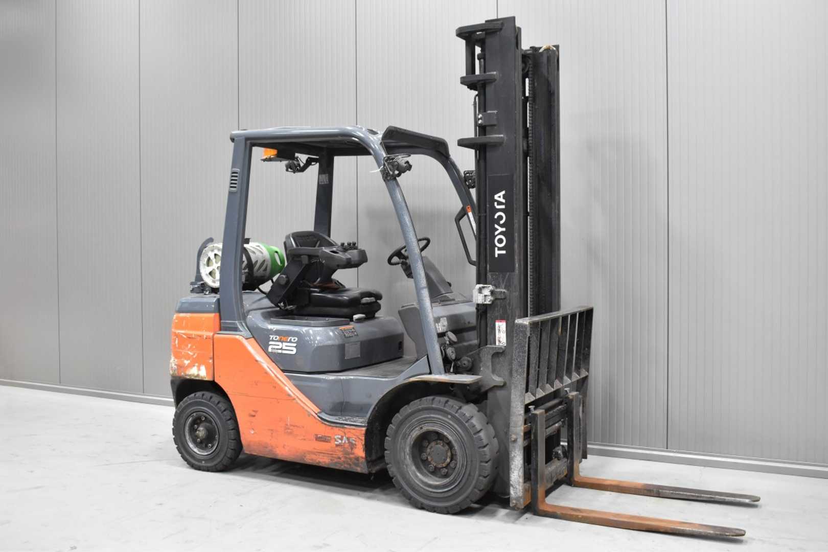 Chariot élévateur d'occasion TOYOTA 02-8FGF25 /58297/ GAS VIERRADFRONTSTAPLER (13069547)