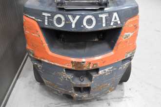 Chariot élévateur d'occasion TOYOTA 02-8FGF25 /58301/ GAS VIERRADFRONTSTAPLER (13069550)