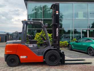Chariot élévateur d'occasion TOYOTA 40-8FD45N DIESEL VIERRADFRONTSTAPLER (13064345)