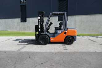 Chariot élévateur d'occasion TOYOTA 52-8FDJF35 DIESEL VIERRADFRONTSTAPLER (12769719)