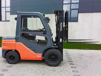 Chariot élévateur d'occasion TOYOTA 52-8FDJF35 DIESEL VIERRADFRONTSTAPLER (12947627)