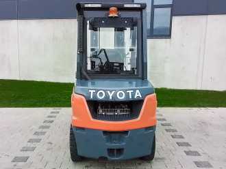 Chariot élévateur d'occasion TOYOTA 52-8FDJF35 DIESEL VIERRADFRONTSTAPLER (12947627)