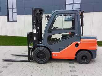 Chariot élévateur d'occasion TOYOTA 52-8FDJF35 DIESEL VIERRADFRONTSTAPLER (12947627)