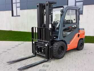 Chariot élévateur d'occasion TOYOTA 52-8FDJF35 DIESEL VIERRADFRONTSTAPLER (12947627)