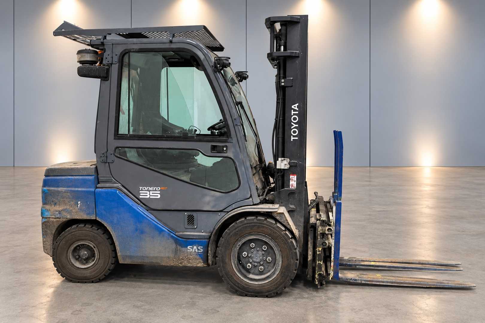 Chariot élévateur d'occasion TOYOTA 56-8FDJ35F /58824/ DIESEL VIERRADFRONTSTAPLER (13066426)