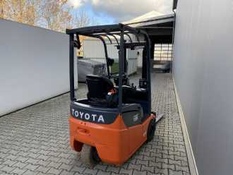 Chariot élévateur d'occasion TOYOTA 7FBEST15 ELEKTRO DREIRADFRONTSTAPLER (12776823)