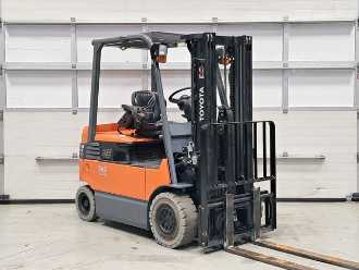 Chariot élévateur d'occasion TOYOTA 7FBMF25 ELEKTRO VIERRADFRONTSTAPLER (13071520)
