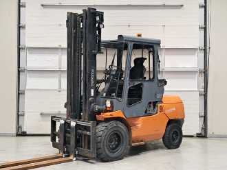 Chariot élévateur d'occasion TOYOTA 7FDA50 DIESEL VIERRADFRONTSTAPLER (13053923) backdrop