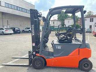 Chariot élévateur d'occasion TOYOTA 8 FBM 16T ELEKTRO DREIRADFRONTSTAPLER (12920445)