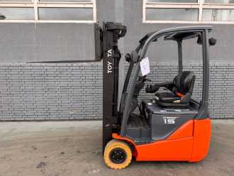 Chariot élévateur d'occasion TOYOTA 8FBE15T Baujahr 2022 / Stunden 4339 HH 4,7M ELEKTRO DREIRADFRONTSTAPLER (13000226)