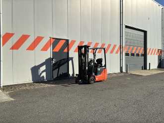 Chariot élévateur d'occasion TOYOTA 8FBE15T ELEKTRO DREIRADFRONTSTAPLER (13073797)