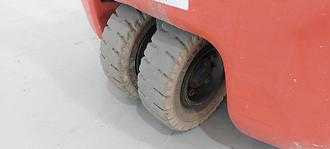 Chariot élévateur d'occasion TOYOTA 8FBE16T ELEKTRO DREIRADFRONTSTAPLER (13028195)