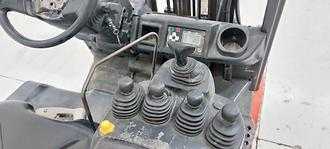 Chariot élévateur d'occasion TOYOTA 8FBE16T ELEKTRO DREIRADFRONTSTAPLER (13028195)