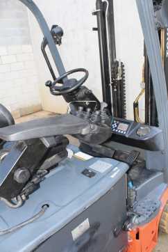 Chariot élévateur d'occasion TOYOTA 8FBE16T ELEKTRO DREIRADFRONTSTAPLER (13065188)
