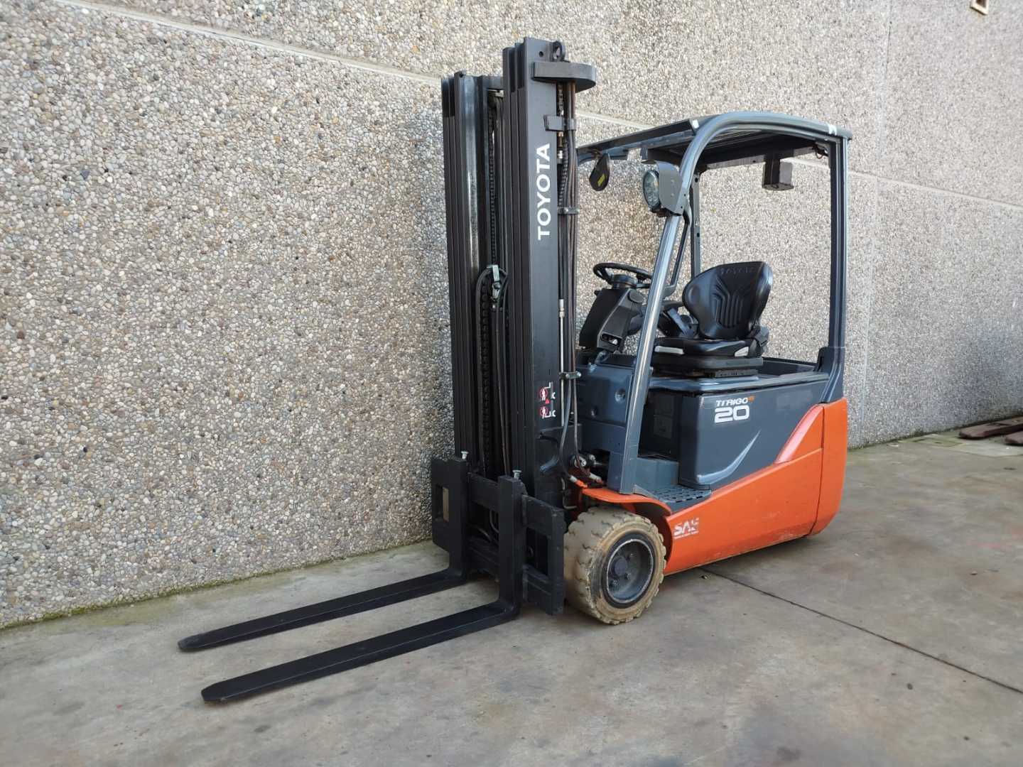 Chariot élévateur d'occasion TOYOTA 8FBE20T ELEKTRO DREIRADFRONTSTAPLER (12917585)